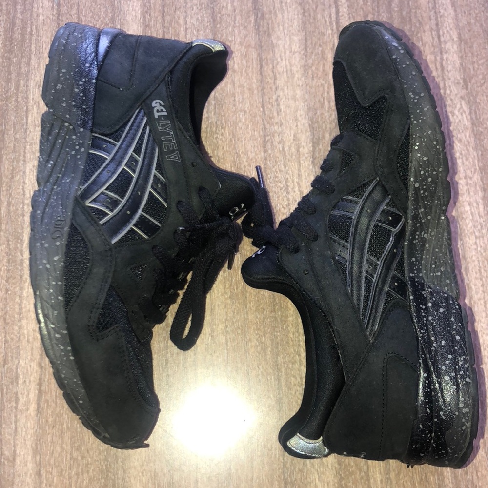 All black ASIC Gel lyte V